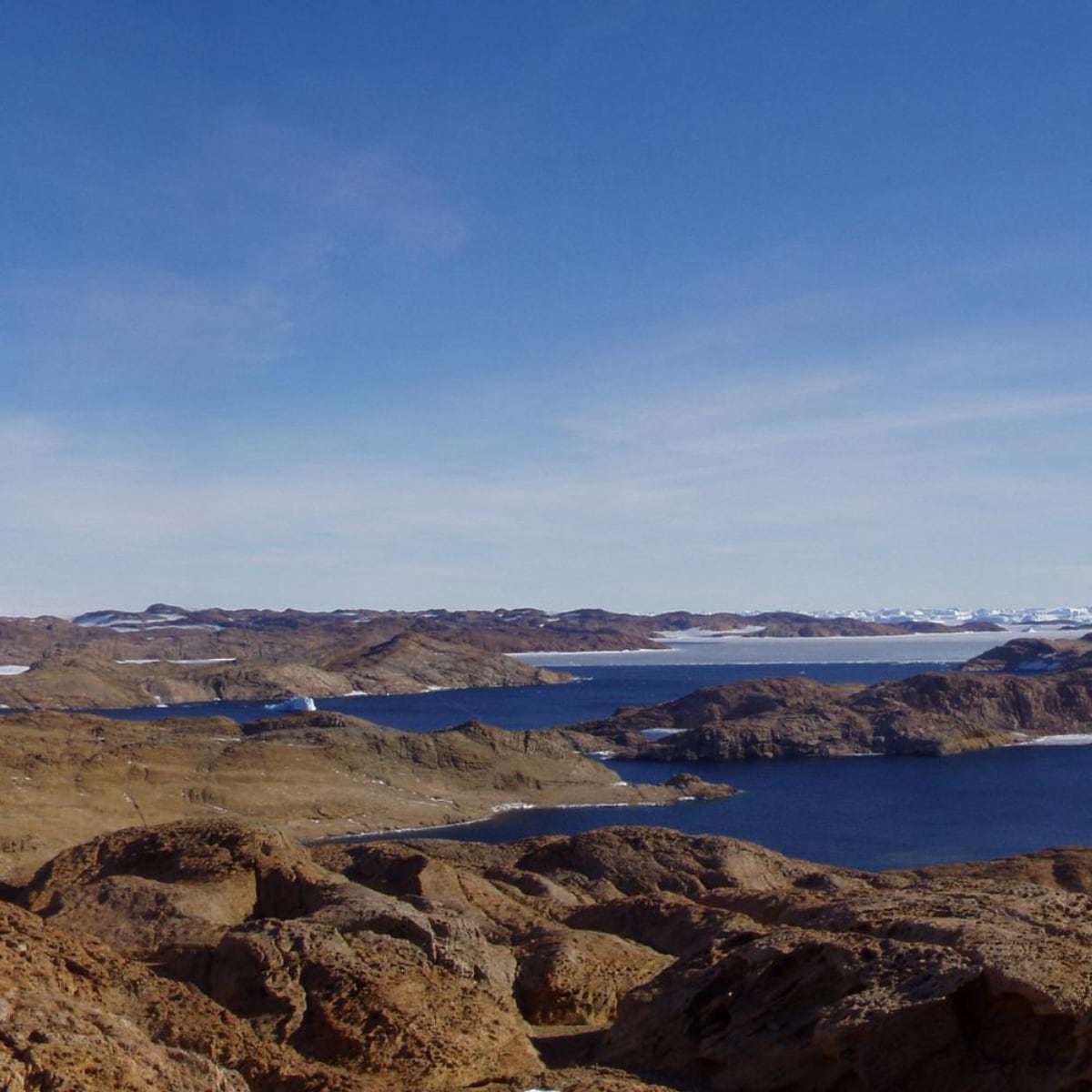Mit dem schwindenden Eis siedeln sich Mikroben in der Antarktis an. Hier ist das Panorama der Landschaft in den Larsemann Hills in der Ostantarktis zu sehen.