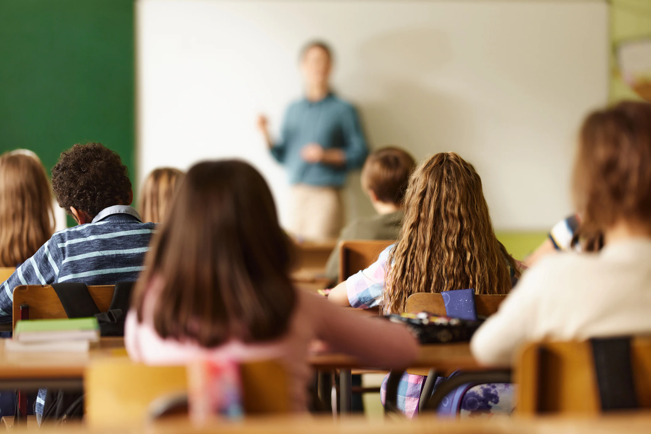 Lehrer im Klassenzimmer mit Schülern