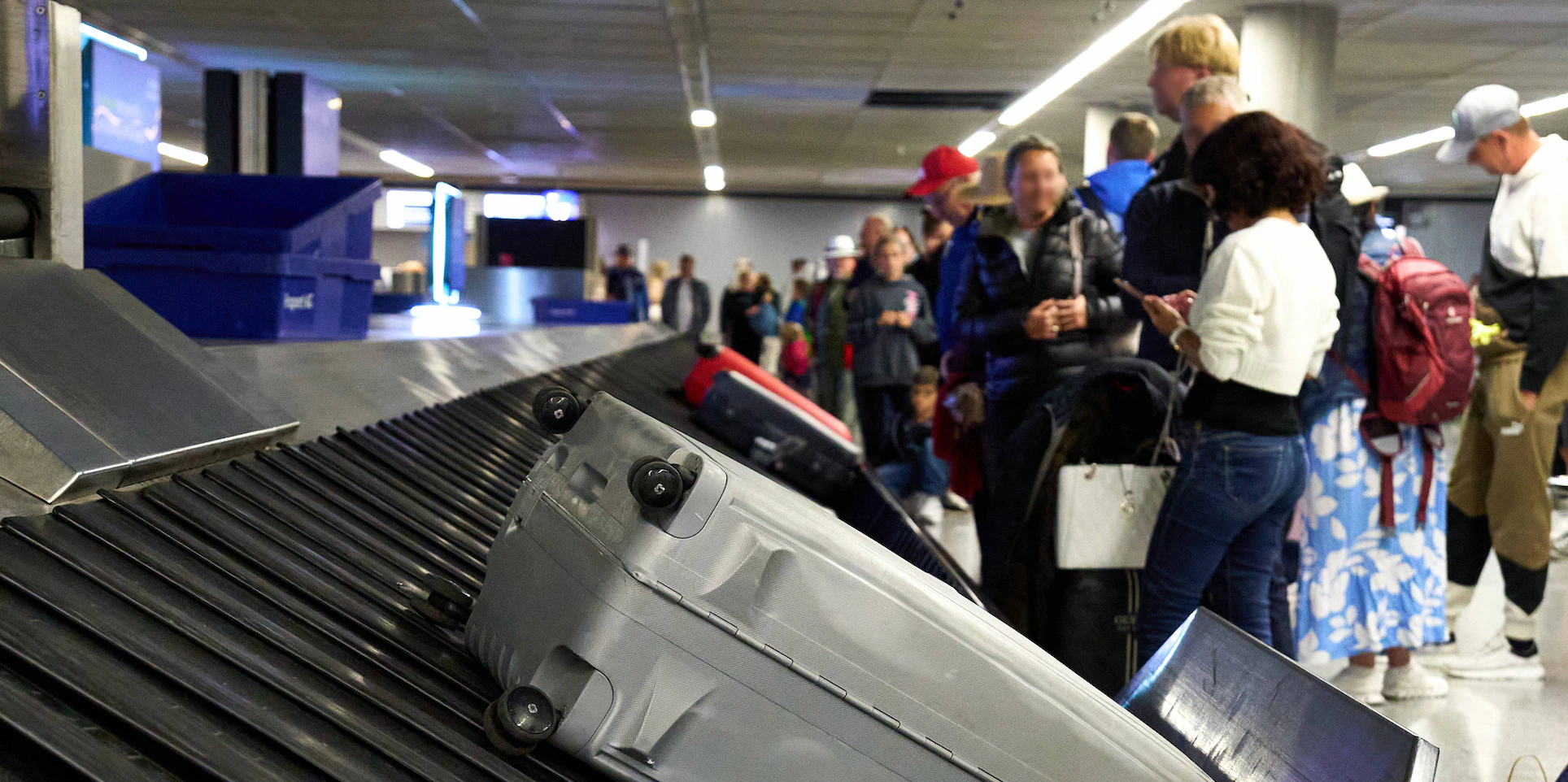 Passagiere an einem Gepäckband am Frankfurter Flughafen