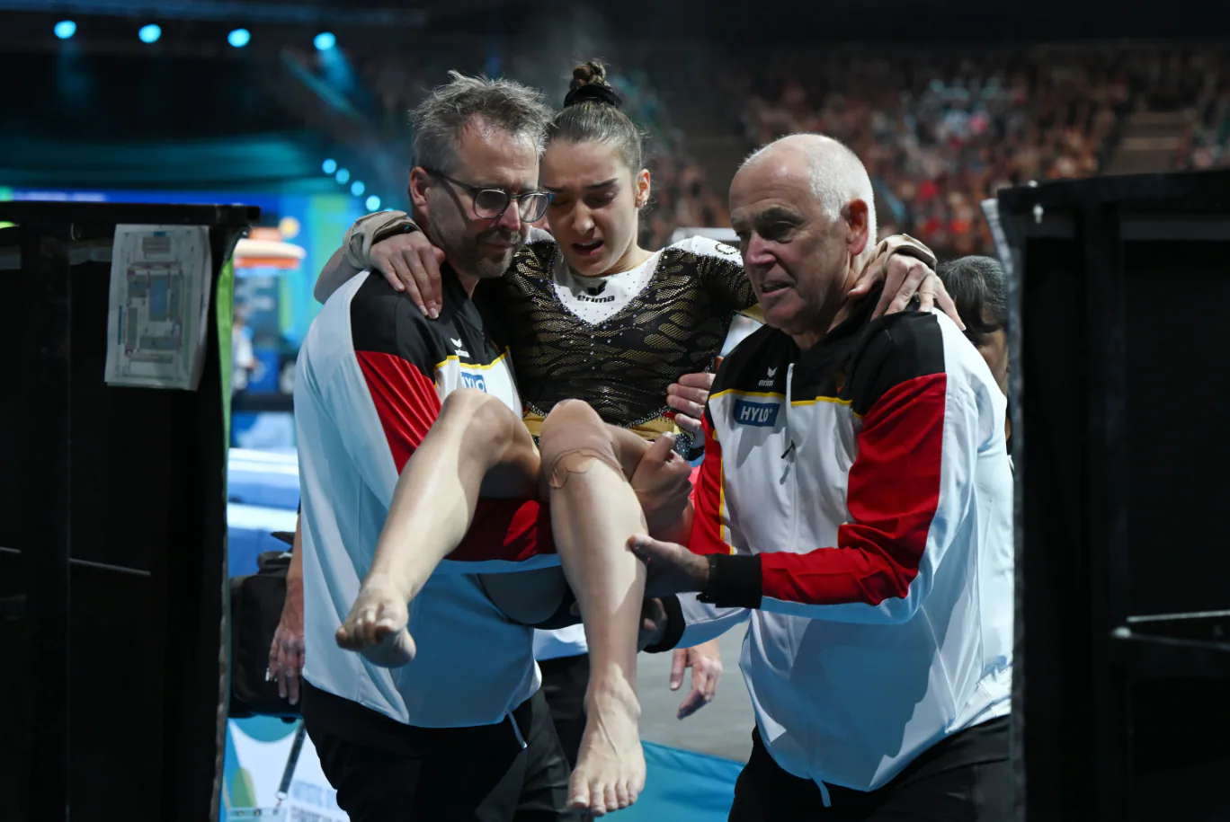 Helen Kevric wird aus der Halle getragen.