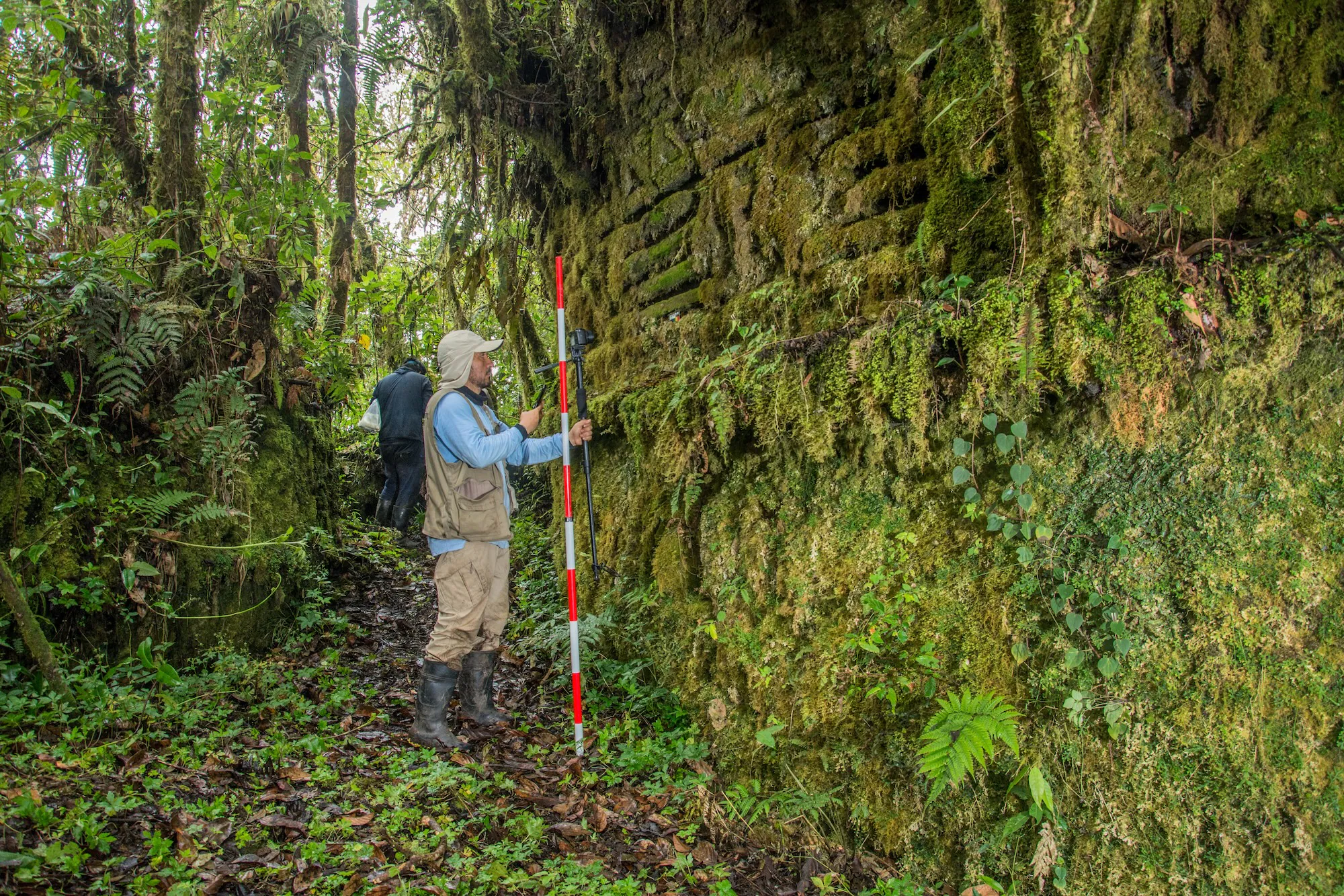 Auf diesem Bild sind Archäologen bei der Arbeit an den Ruinen der indigenen Chachapoya-Kultur im Nationalpark Rio Abiseo zu sehen.