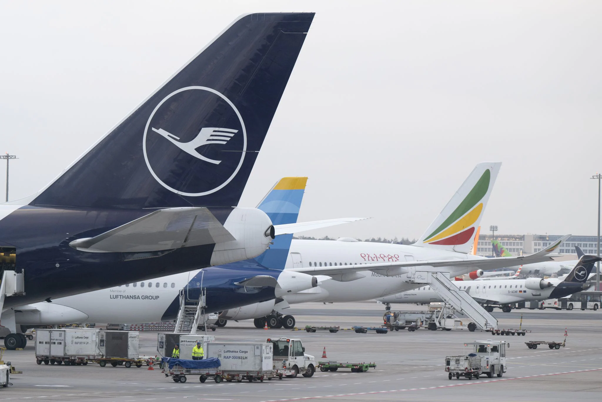 Am Frankfurter Flughafen werden Jets abgefertigt.