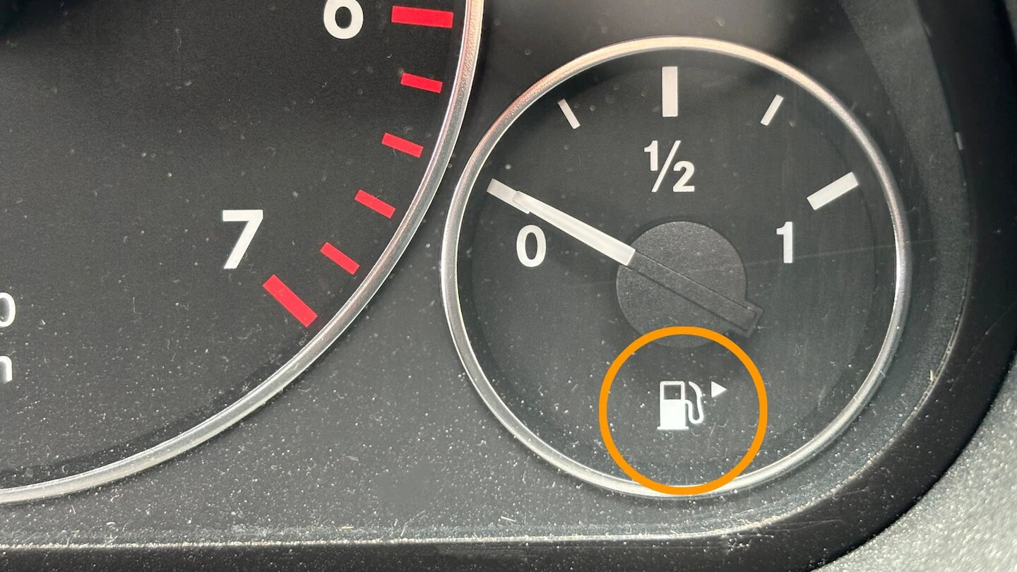 Wo ist der Tankdeckel: Viele Autofahrer übersehen diesen Hinweis