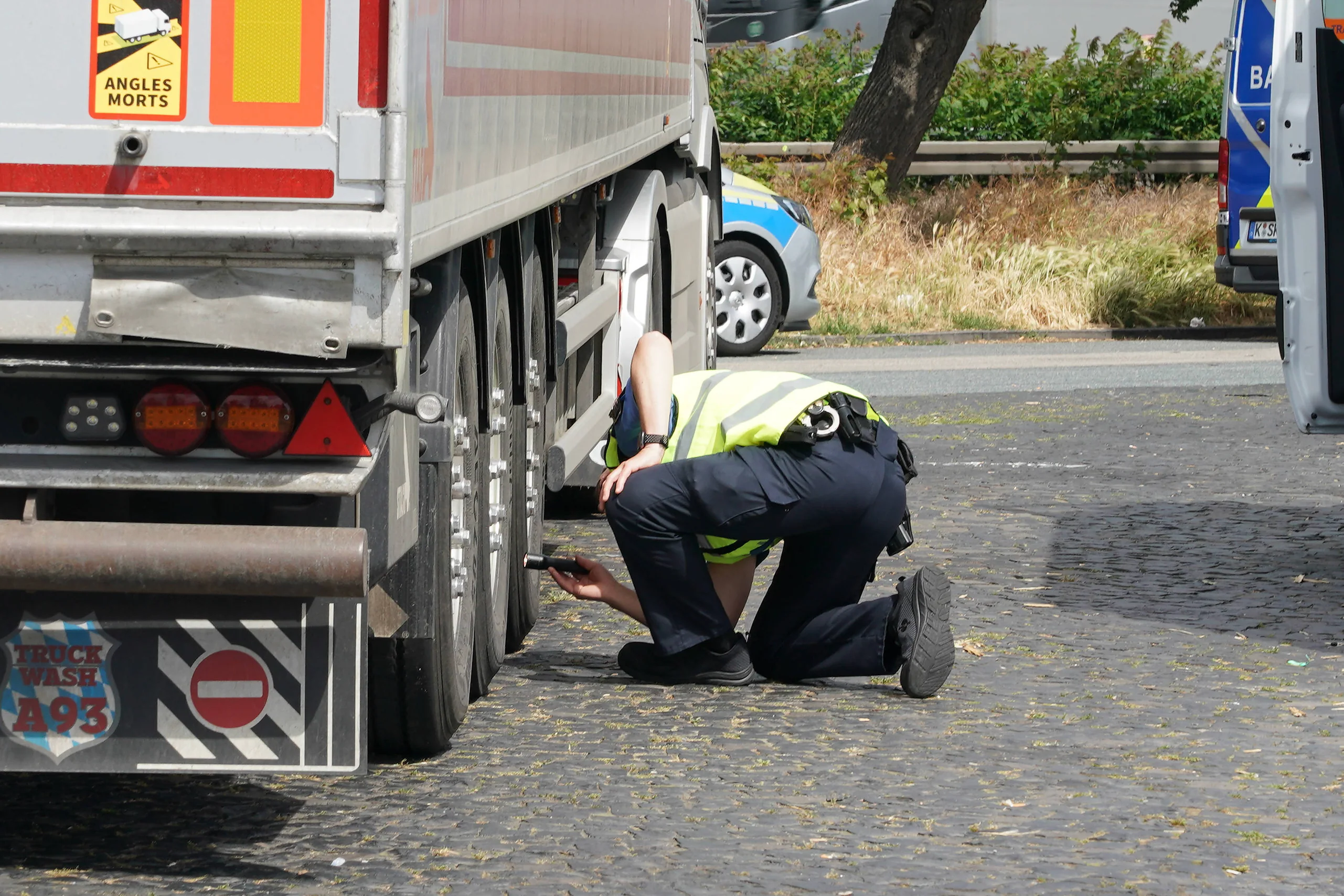 Lkw-Kontrolle an einer Raststätte: Manipulierte Fahrzeuge verursachen Probleme.