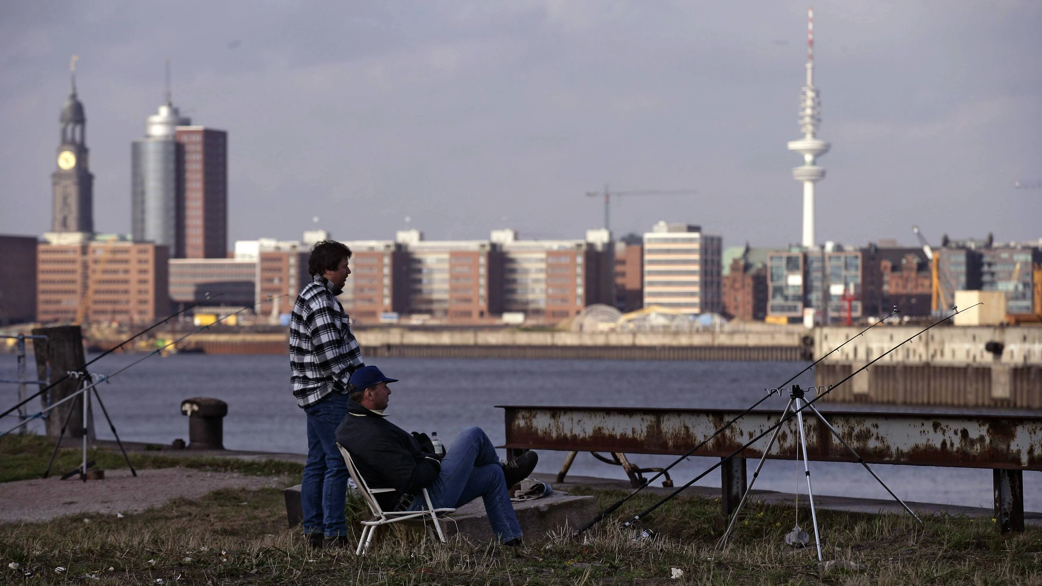 Entdecken Sie die besten Angelzeiten und Orte für die Zandersaison 2025 in Hamburg. Erfahren Sie mehr über die rechtlichen Rahmenbedingungen, Ausrüstungstipps und praktische Ratschläge für ein erfolgreiches Angelerlebnis. &#8230; <a href="https://praxistipps.focus.de/zandersaison-2025-in-hamburg-zu-diesen-zeiten-koennen-sie-angeln_187786"> ... mehr</a>