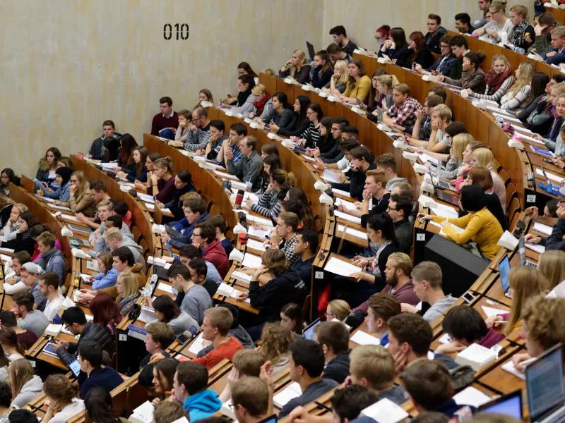 Studierende sitzen in einem Vorlesungssaal