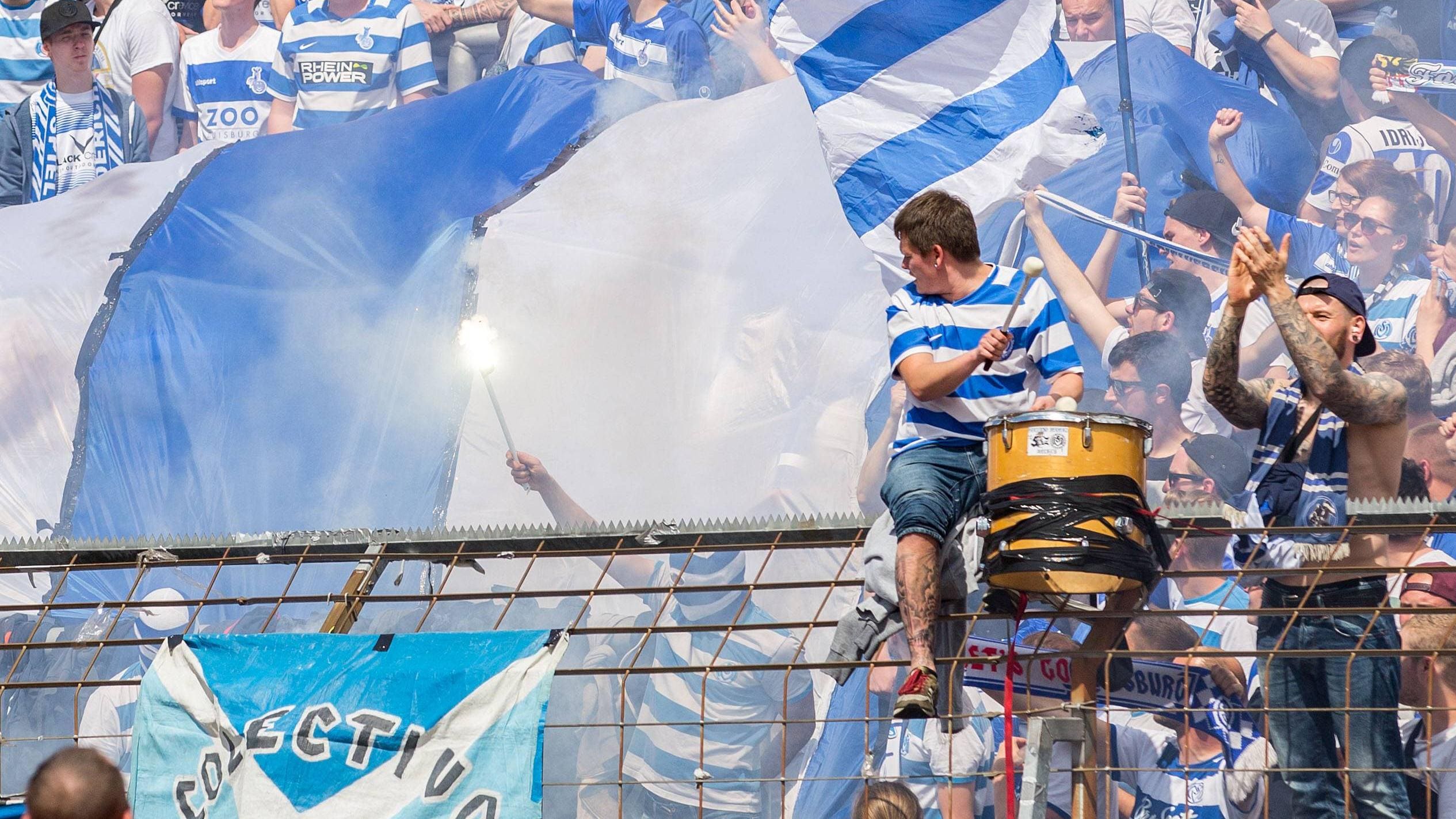 Die dritte Halbzeit beim Fußball ist mehr als nur ein Begriff - sie ist ein soziales Phänomen. Erfahren Sie, warum diese Tradition so beliebt ist, welche Rituale dazugehören und wie sie auch abseits des Spielfelds eine wichtige Rolle spielt. &#8230; <a href="https://praxistipps.focus.de/dritte-halbzeit-beim-fussball-das-ist-die-bedeutung_187787"> ... mehr</a>