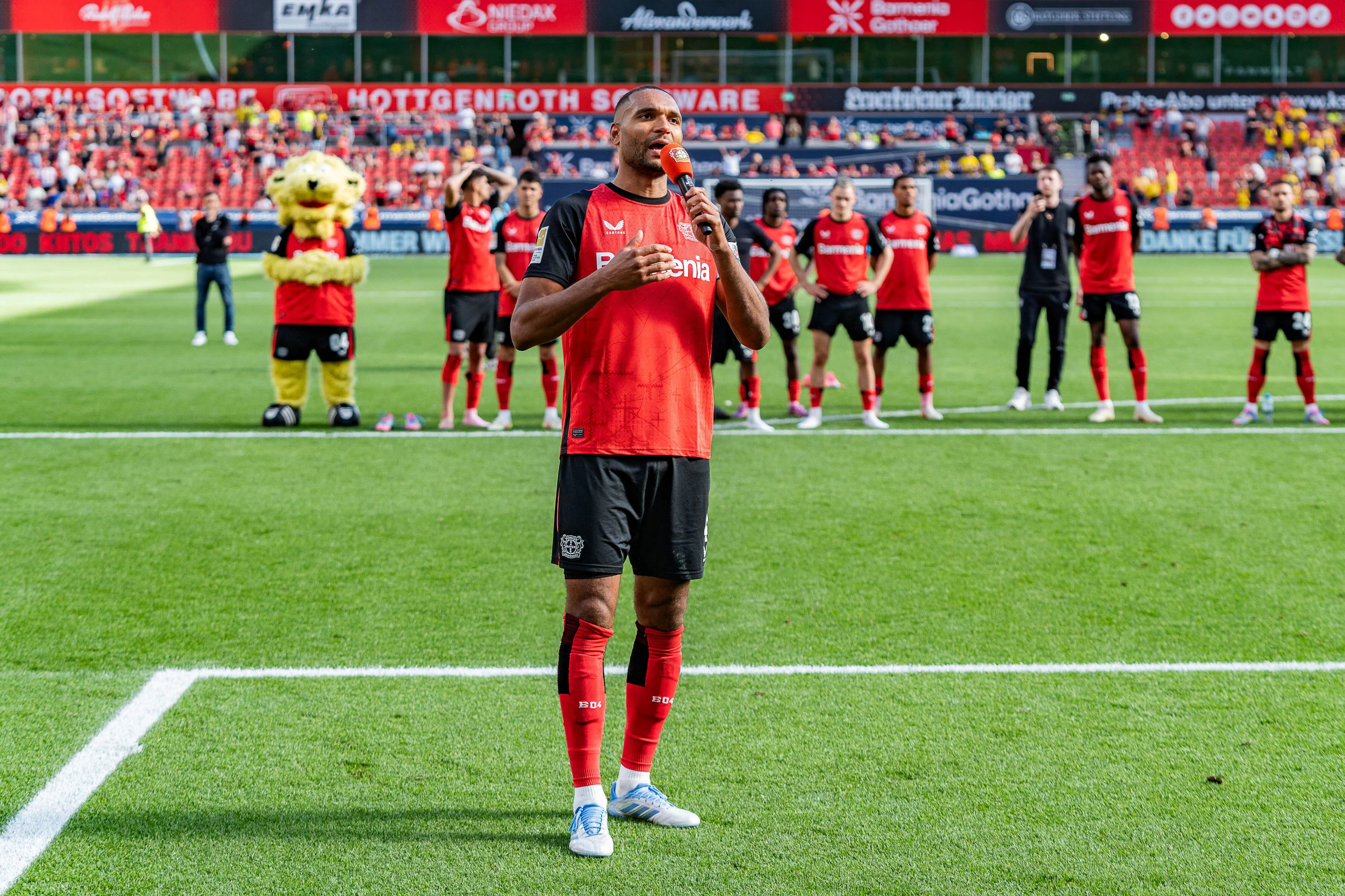 Jonathan Tah verabschiedet sich von den Leverkusener Fans